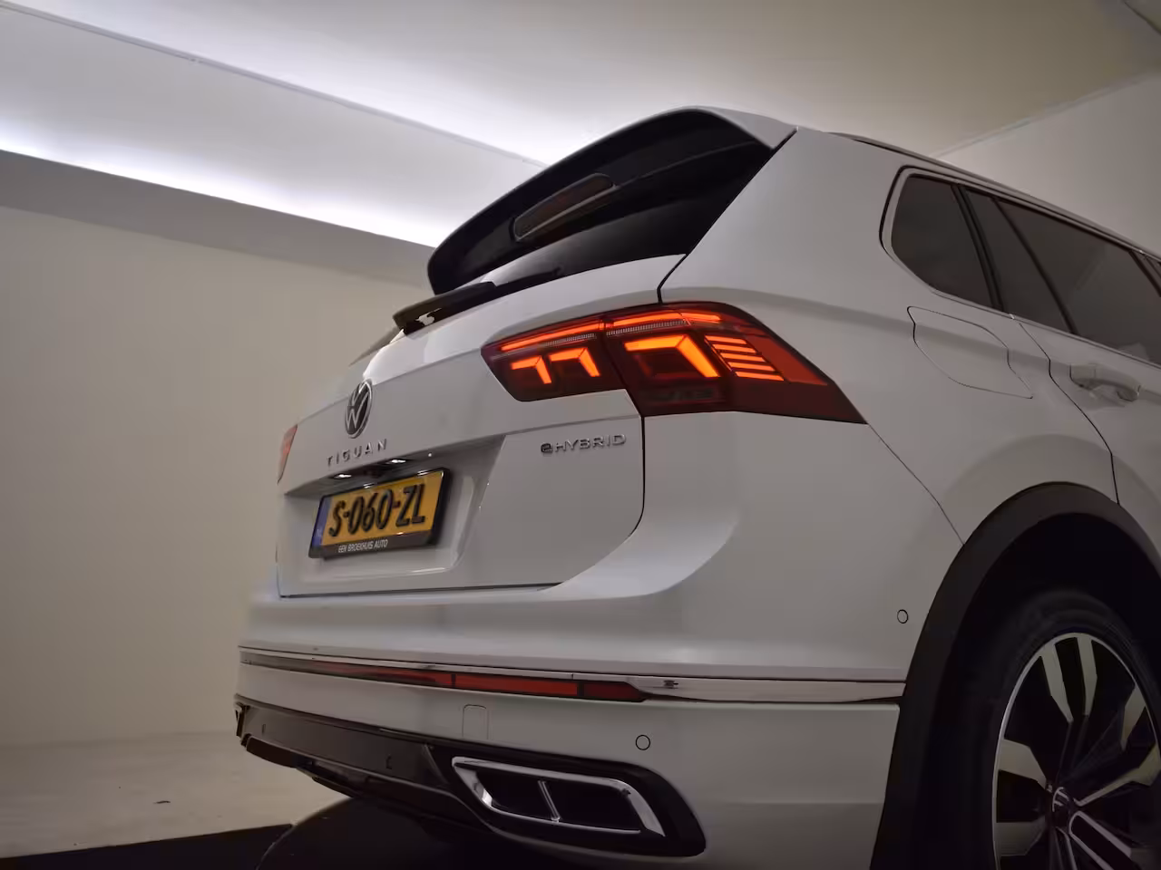 Volkswagen Tiguan 1.4 TSI eHybrid R-Line Business+245Pk DSG/AUTO | 1e Eigenaar | 360gr Camera | Trekhaak uit