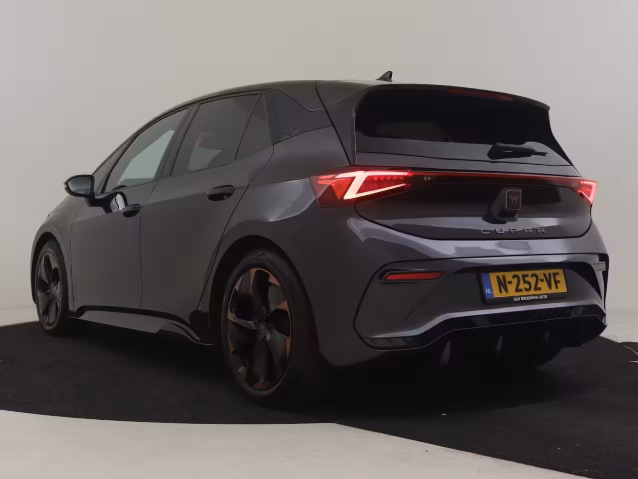 Cupra Born Adrenaline One 62 kWh l Achteruitrijcamera | App connect | Stoel en Stuurverwarming l Navi