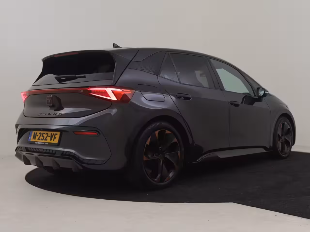 Cupra Born Adrenaline One 62 kWh l Achteruitrijcamera | App connect | Stoel en Stuurverwarming l Navi