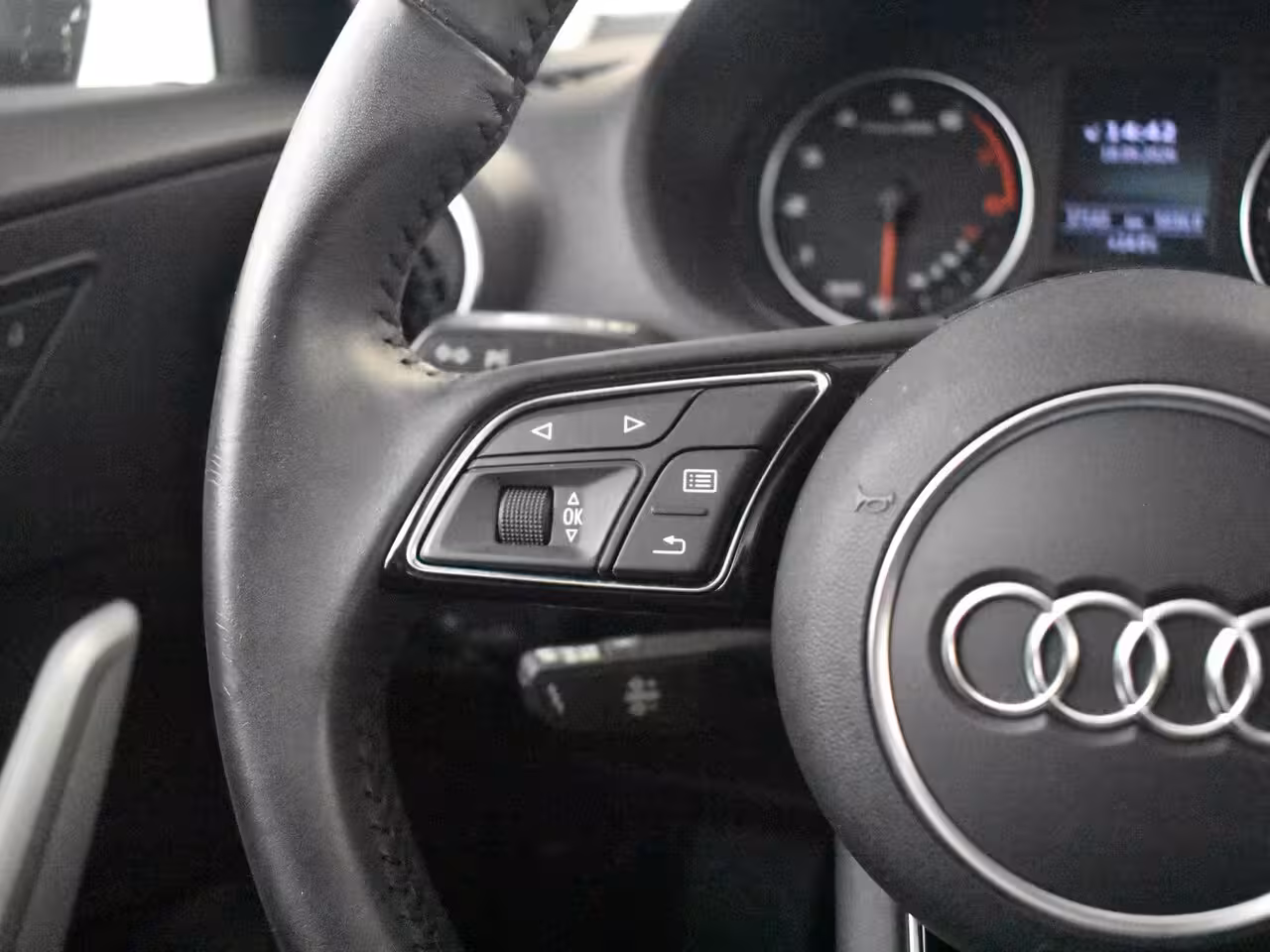 Audi Q2 30 TFSI S Edition l Panorama Dak | Keyless entry/start | Stoelverwarming | Dodehoek detect