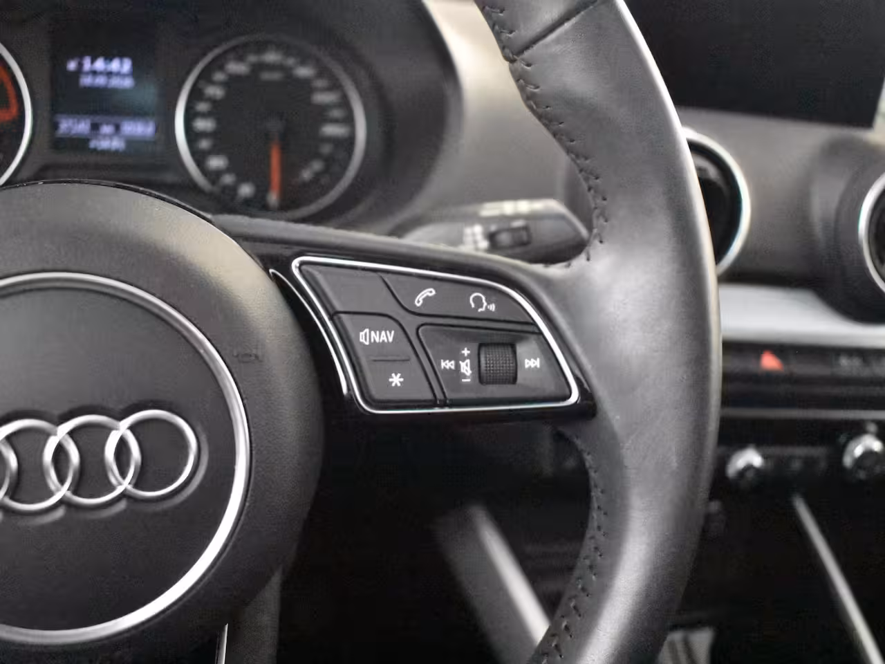 Audi Q2 30 TFSI S Edition l Panorama Dak | Keyless entry/start | Stoelverwarming | Dodehoek detect
