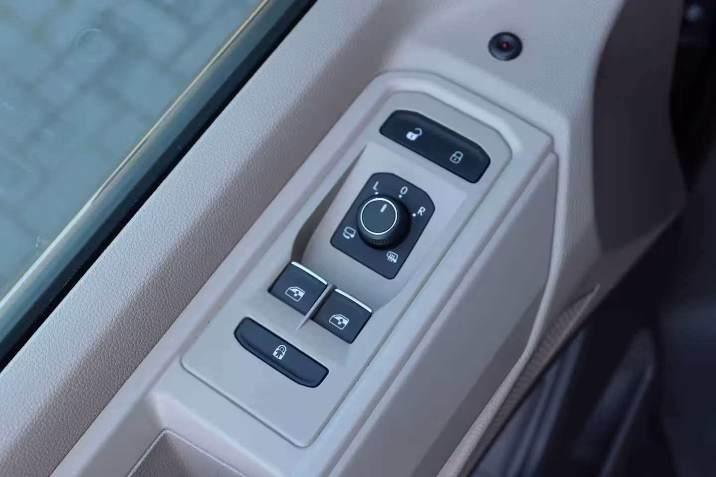 Volkswagen Multivan 1.4 e-HYBRID 217PK L2 7-ZITS BUSINESS LIFE SOH 98, 13% / NAVI / CLIMA / FULL-LED / PDC / 1