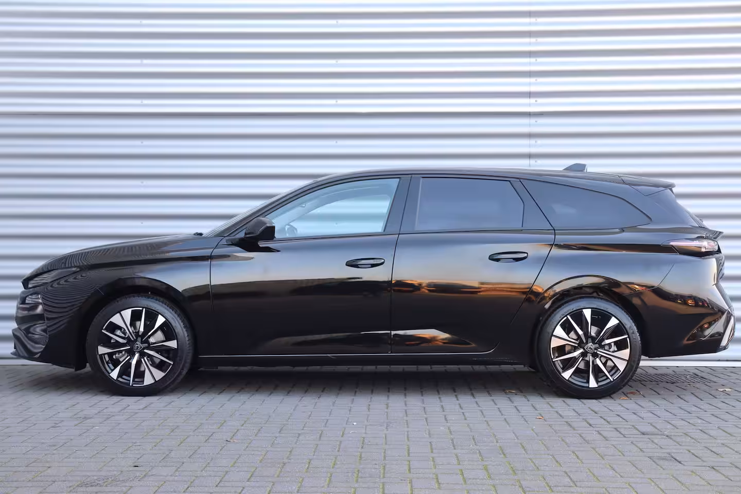 Peugeot 308 SW 1.2 HYBRID 145PK ALLURE AUTOMAAT / NAVI / LEDER / CLIMA / PDC / 17" LMV / CAMERA / KEYLESS
