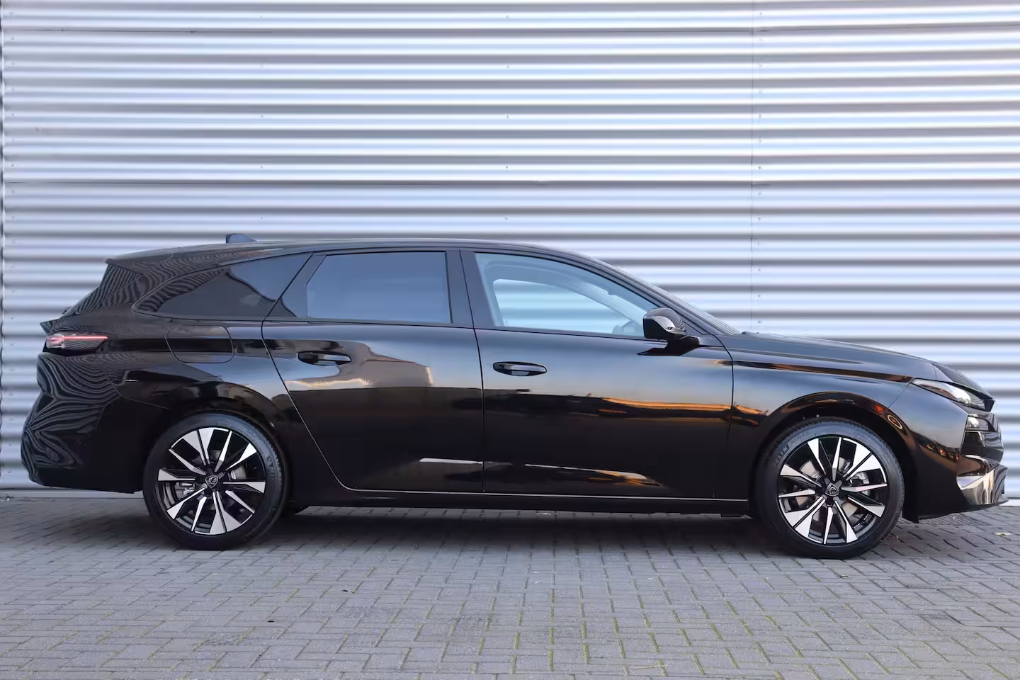 Peugeot 308 SW 1.2 HYBRID 145PK ALLURE AUTOMAAT / NAVI / LEDER / CLIMA / PDC / 17" LMV / CAMERA / KEYLESS