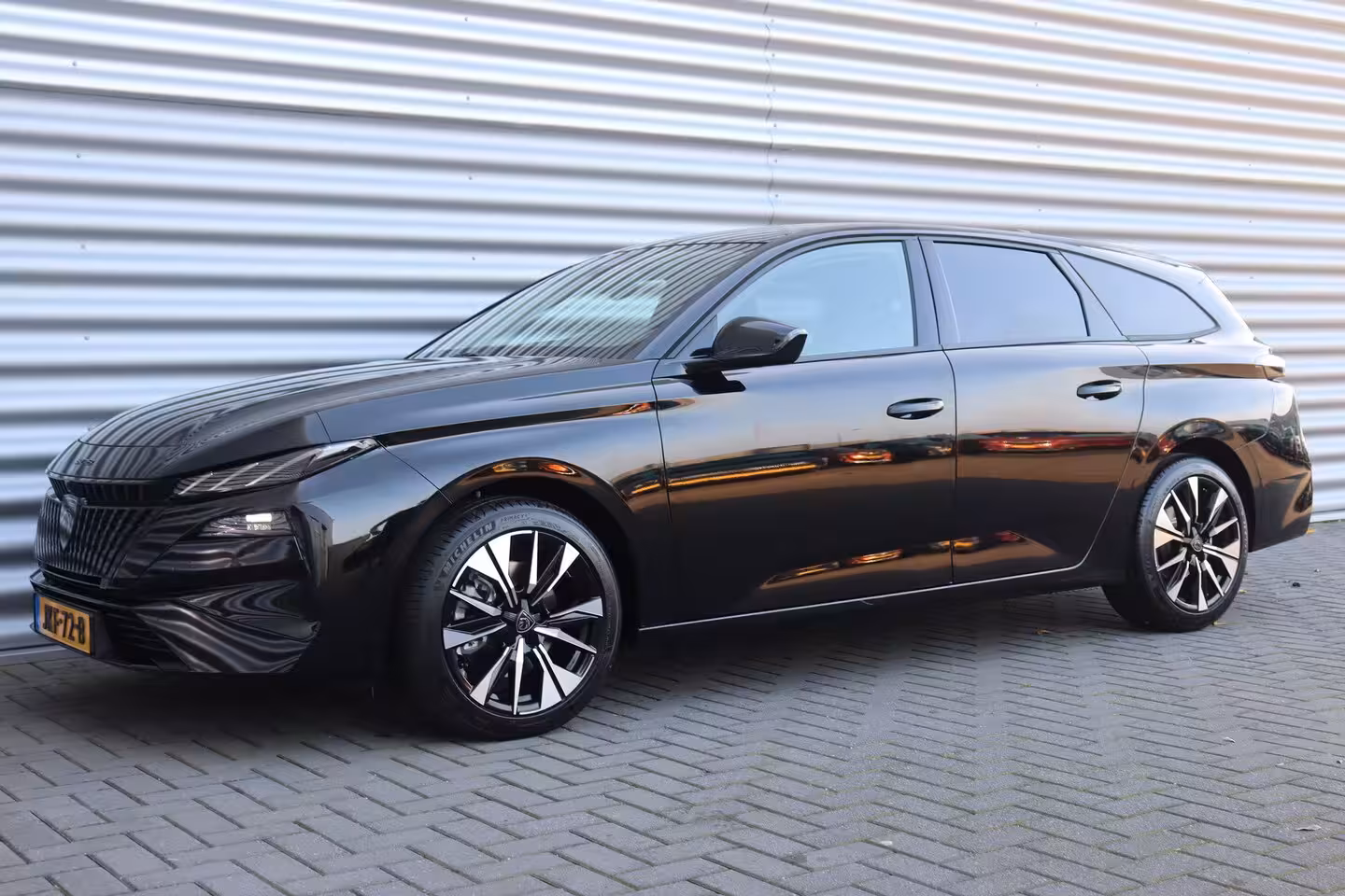 Peugeot 308 SW 1.2 HYBRID 145PK ALLURE AUTOMAAT / NAVI / LEDER / CLIMA / PDC / 17" LMV / CAMERA / KEYLESS