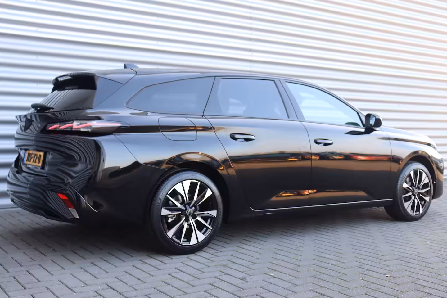 Peugeot 308 SW 1.2 HYBRID 145PK ALLURE AUTOMAAT / NAVI / LEDER / CLIMA / PDC / 17" LMV / CAMERA / KEYLESS