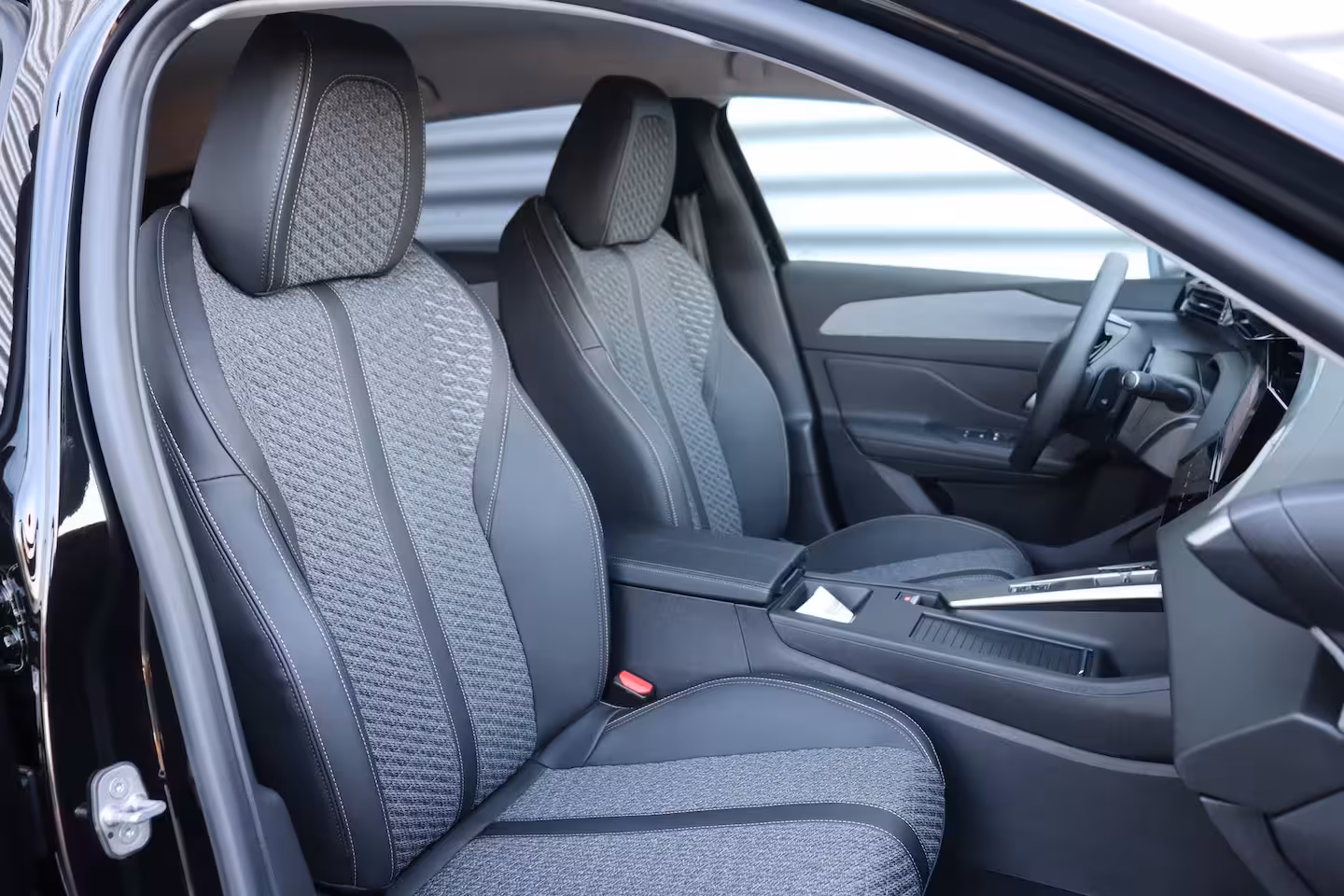 Peugeot 308 SW 1.2 HYBRID 145PK ALLURE AUTOMAAT / NAVI / LEDER / CLIMA / PDC / 17" LMV / CAMERA / KEYLESS