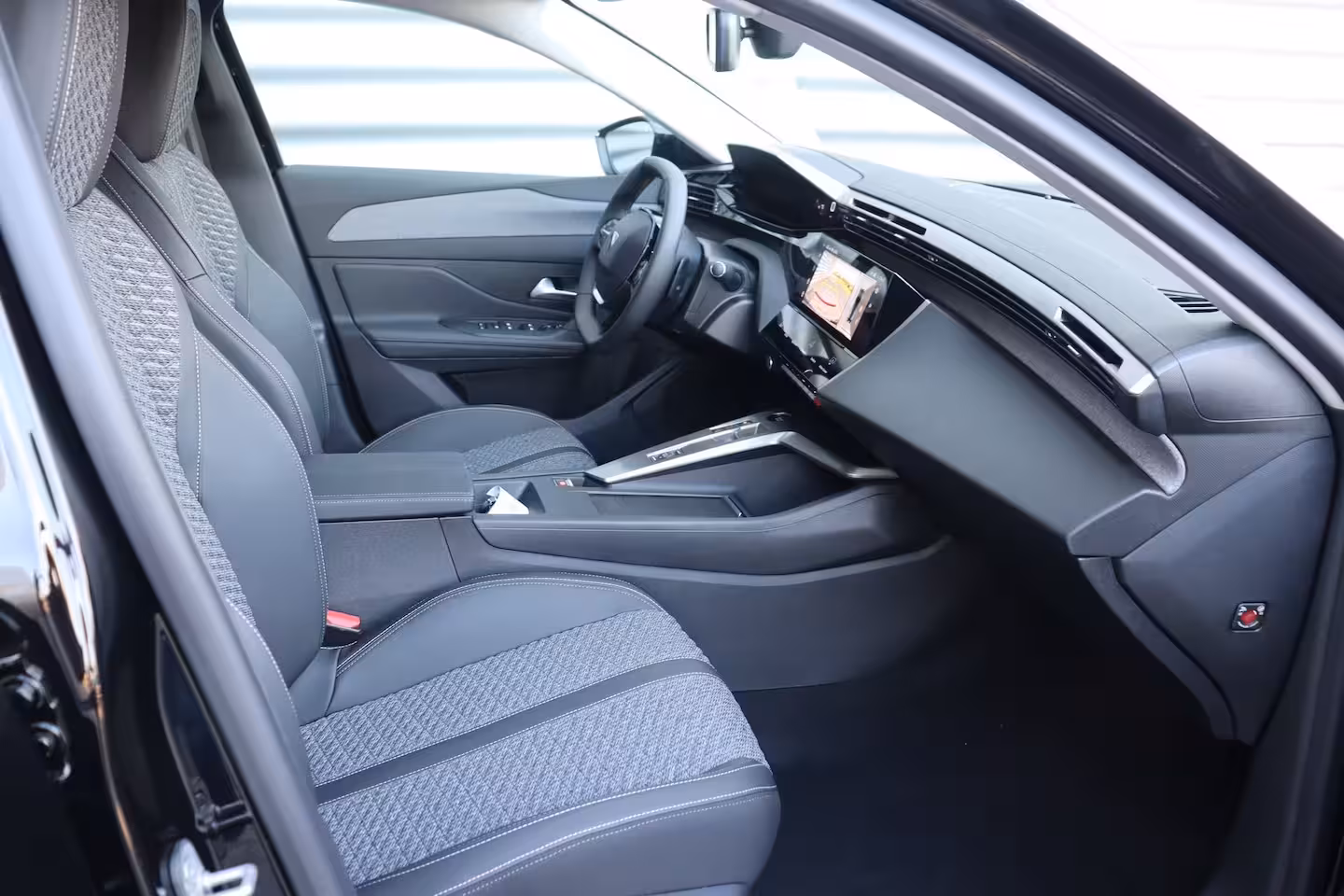 Peugeot 308 SW 1.2 HYBRID 145PK ALLURE AUTOMAAT / NAVI / LEDER / CLIMA / PDC / 17" LMV / CAMERA / KEYLESS