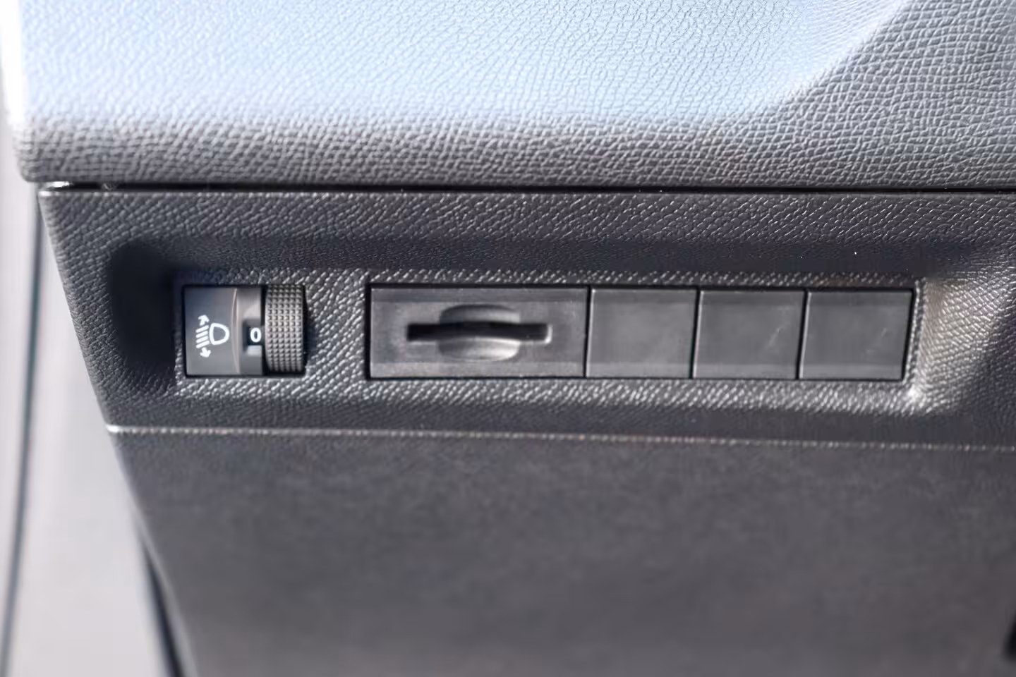 Peugeot 308 SW 1.2 HYBRID 145PK ALLURE AUTOMAAT / NAVI / LEDER / CLIMA / PDC / 17" LMV / CAMERA / KEYLESS