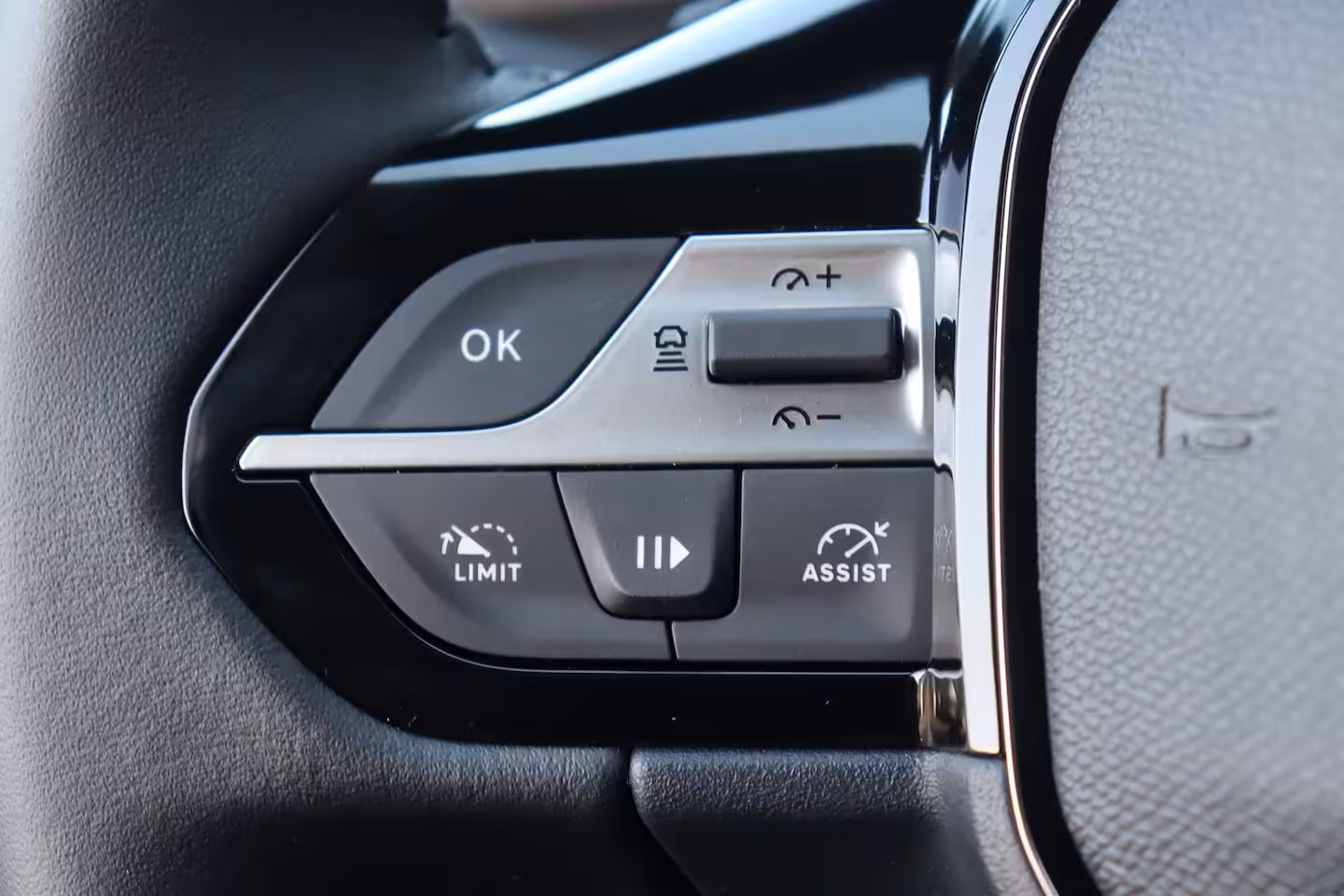 Peugeot 308 SW 1.2 HYBRID 145PK ALLURE AUTOMAAT / NAVI / LEDER / CLIMA / PDC / 17" LMV / CAMERA / KEYLESS