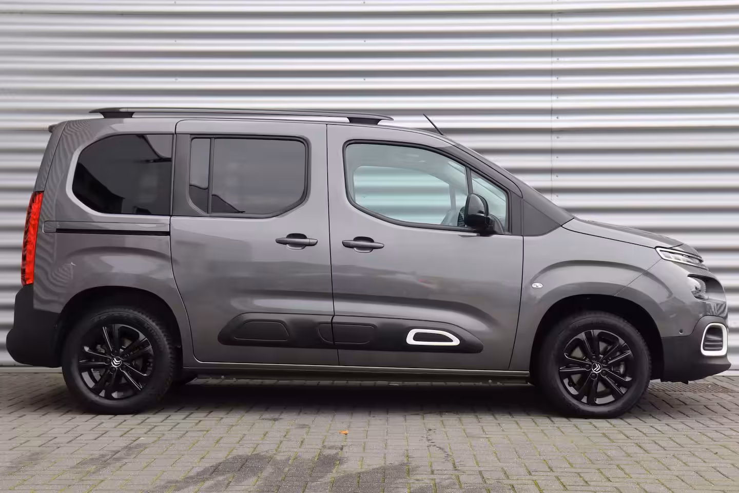 Citroën Berlingo Citroen 1.2 PURETECH 130PK SHINE AUTOMAAT / NAVI / CLIMA / LED / PDC / 17" LMV / CAMERA /