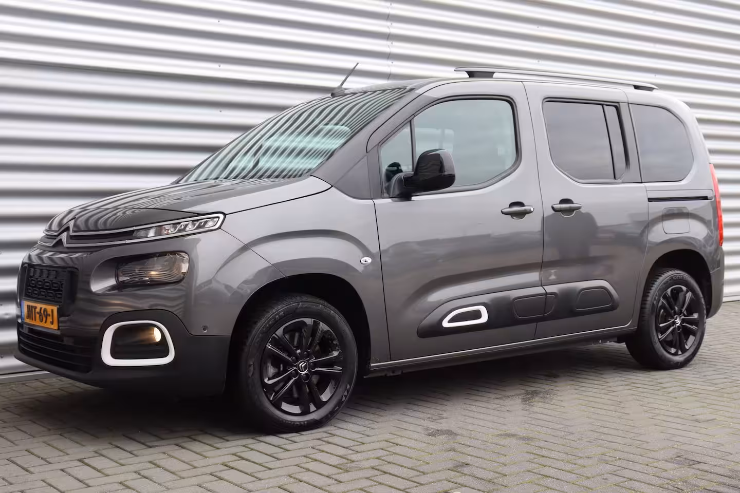 Citroën Berlingo Citroen 1.2 PURETECH 130PK SHINE AUTOMAAT / NAVI / CLIMA / LED / PDC / 17" LMV / CAMERA /