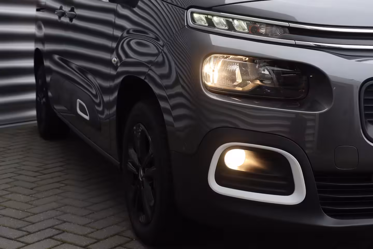 Citroën Berlingo Citroen 1.2 PURETECH 130PK SHINE AUTOMAAT / NAVI / CLIMA / LED / PDC / 17" LMV / CAMERA /