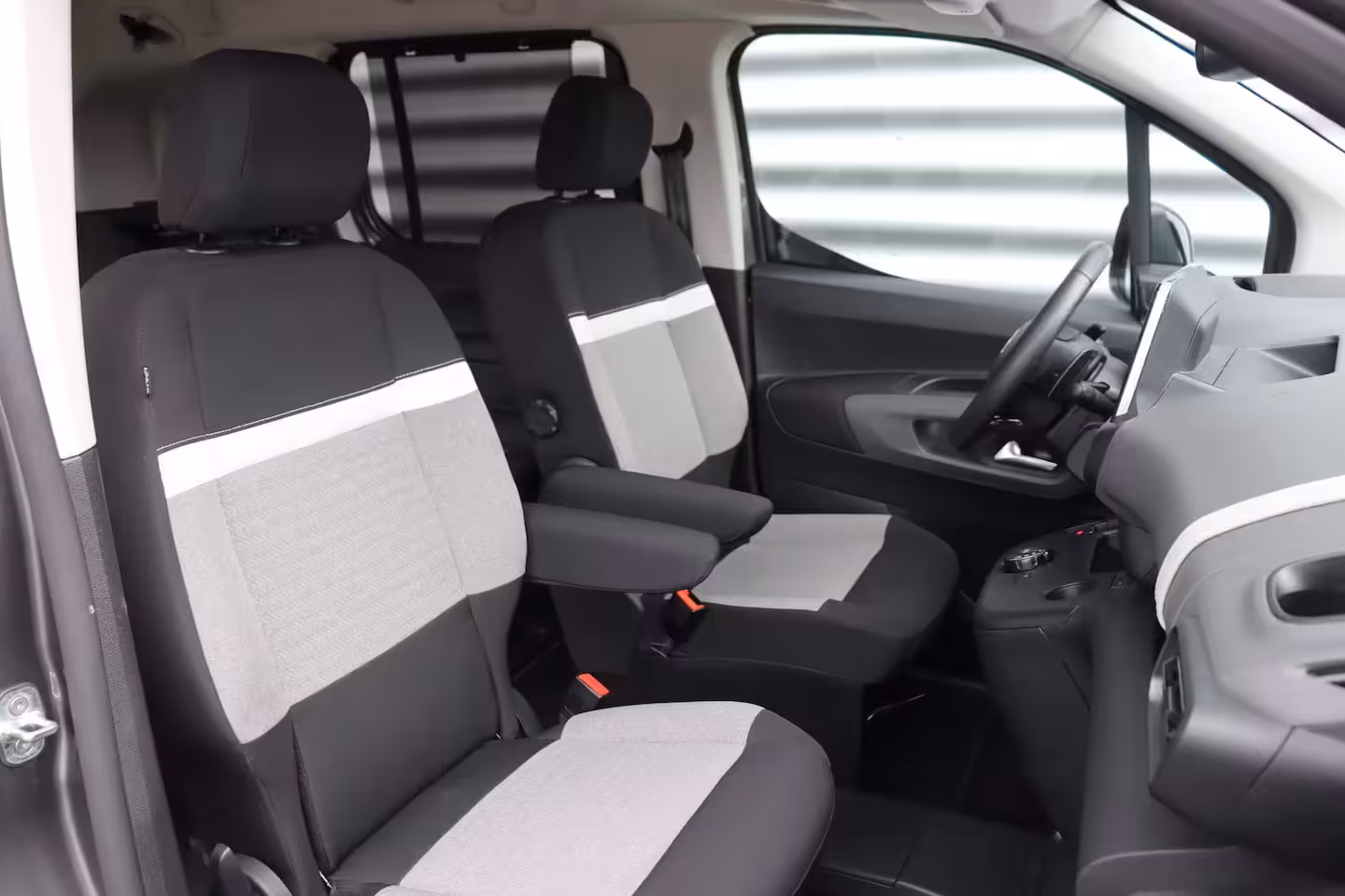Citroën Berlingo Citroen 1.2 PURETECH 130PK SHINE AUTOMAAT / NAVI / CLIMA / LED / PDC / 17" LMV / CAMERA /