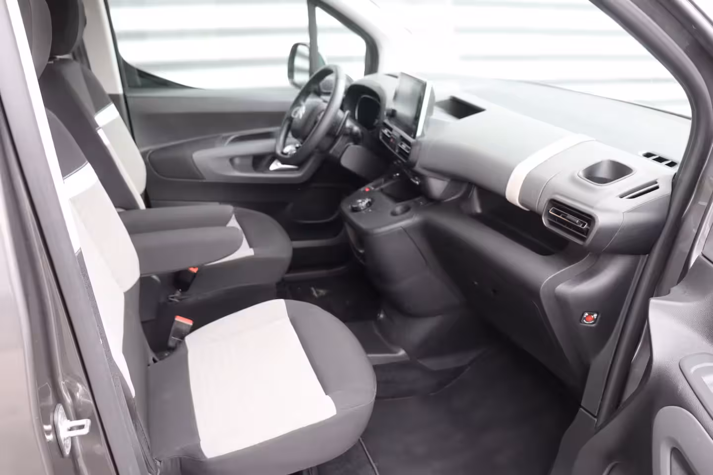 Citroën Berlingo Citroen 1.2 PURETECH 130PK SHINE AUTOMAAT / NAVI / CLIMA / LED / PDC / 17" LMV / CAMERA /