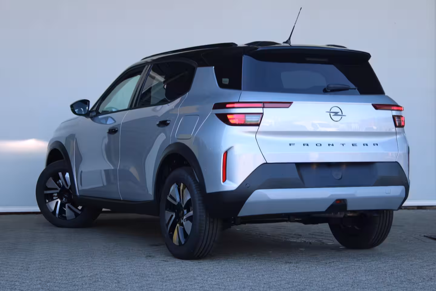 Opel Frontera GS | 17" Lichtmetalen velgen in Zwart met 215/60 R17 banden | Achteruitrijcamera | Dode ho