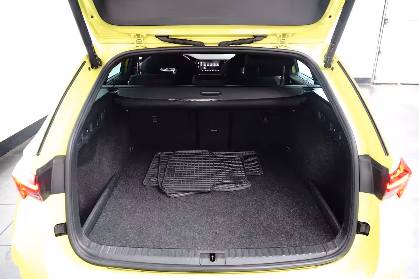 Skoda Octavia Combi 1.4 TSI RS iV PHEV Business | Achteruitrijcamera | Lichtmetalen velgen 5-spaaks 19" | Matr