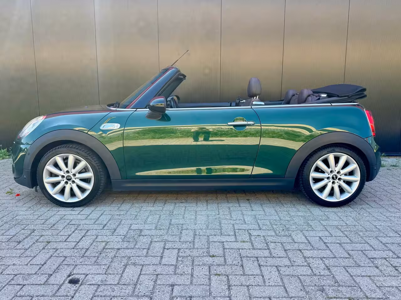 Mini Cabrio 2.0 Cooper S Chili Serious Business | Harman/Kardon | LED | Stoel verwarming | Navigatie |