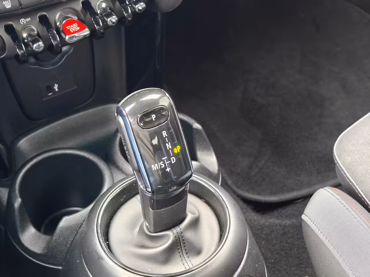 Mini 3-Deurs 1.5 John Cooper Works | Apple Carplay / Android Auto | Navigatie | Climate Control