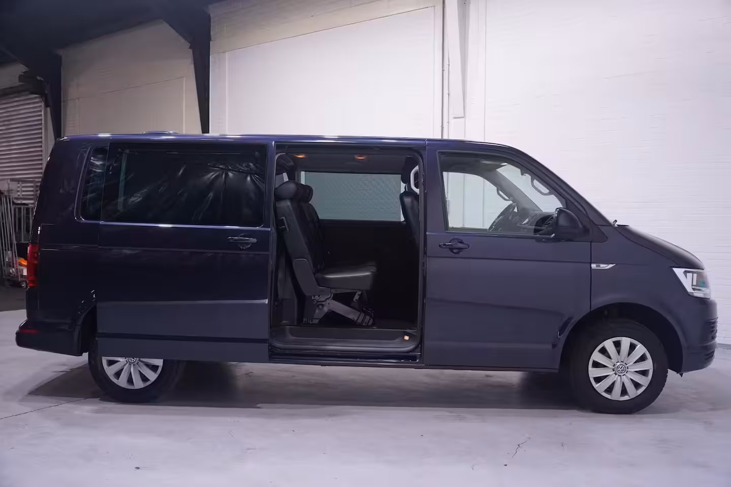Volkswagen Transporter 2.0 TDI 150 pk Dubbel Cabine Airco, Leder Zwart Cruise control, Trekhaak, 5-Zits