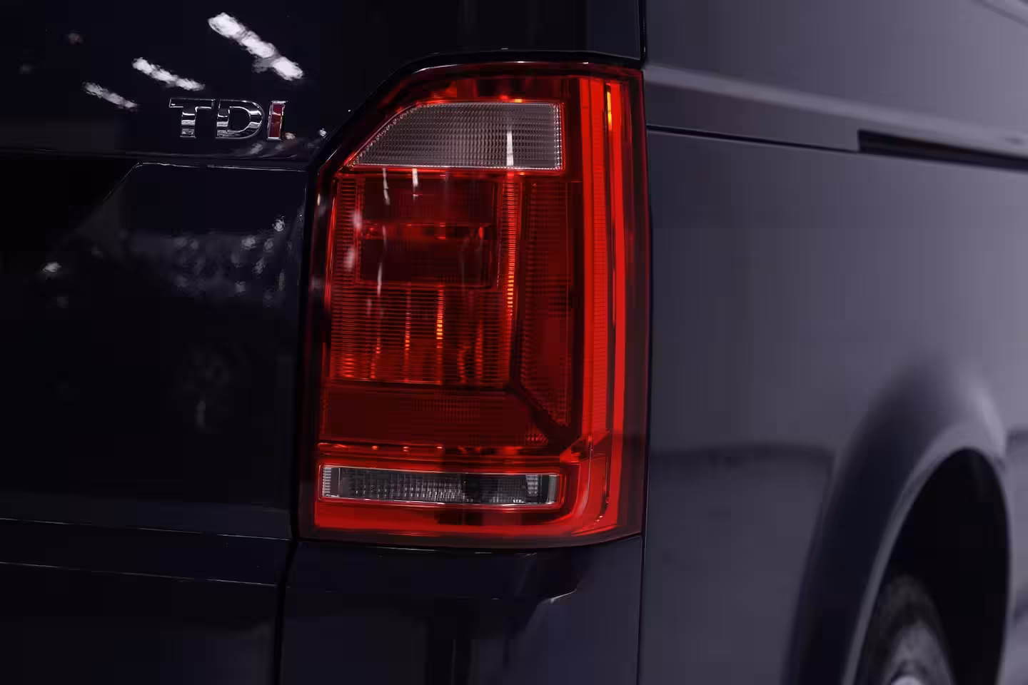 Volkswagen Transporter 2.0 TDI 150 pk Dubbel Cabine Airco, Leder Zwart Cruise control, Trekhaak, 5-Zits