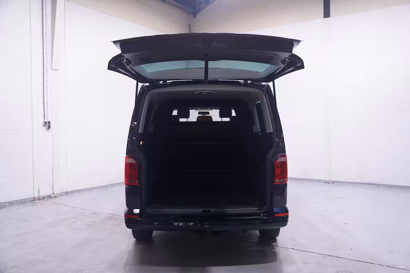 Volkswagen Transporter 2.0 TDI 150 pk Dubbel Cabine Airco, Leder Zwart Cruise control, Trekhaak, 5-Zits