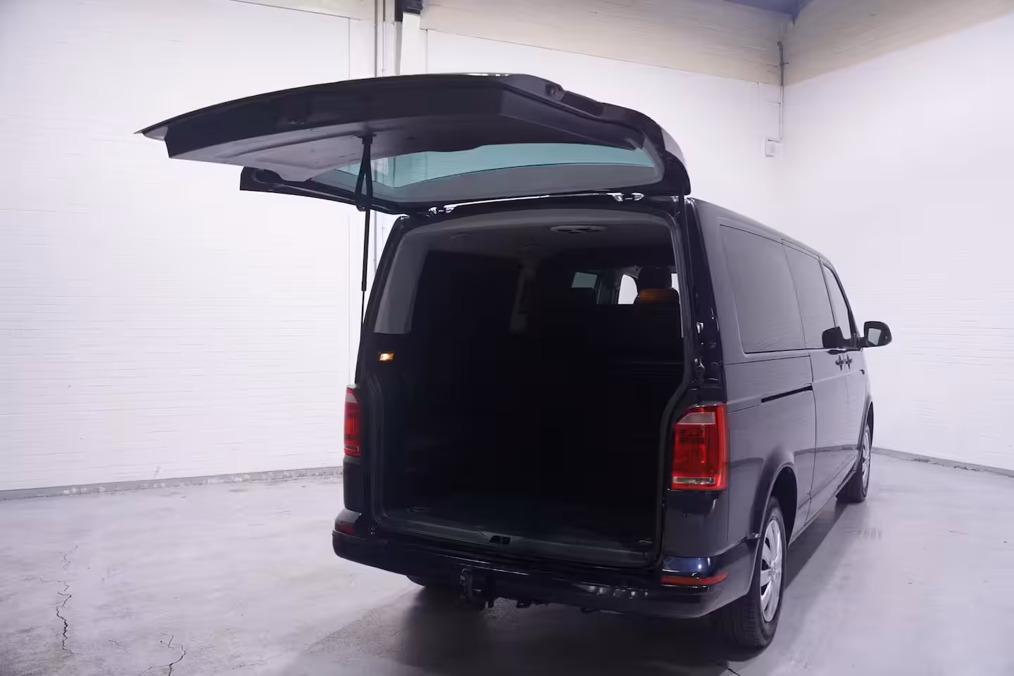 Volkswagen Transporter 2.0 TDI 150 pk Dubbel Cabine Airco, Leder Zwart Cruise control, Trekhaak, 5-Zits
