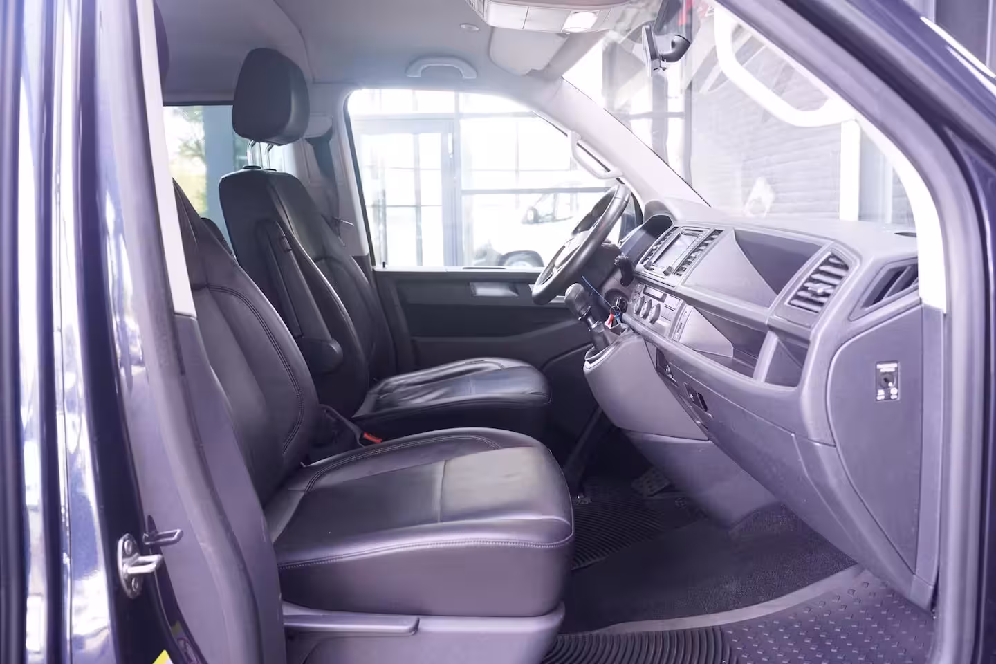 Volkswagen Transporter 2.0 TDI 150 pk Dubbel Cabine Airco, Leder Zwart Cruise control, Trekhaak, 5-Zits