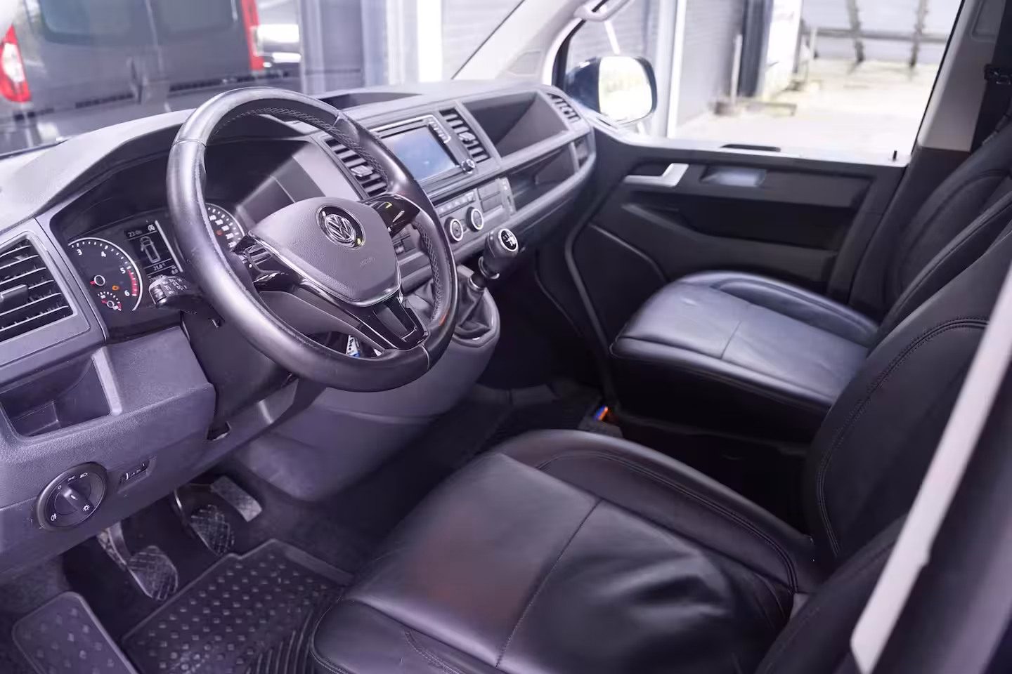 Volkswagen Transporter 2.0 TDI 150 pk Dubbel Cabine Airco, Leder Zwart Cruise control, Trekhaak, 5-Zits