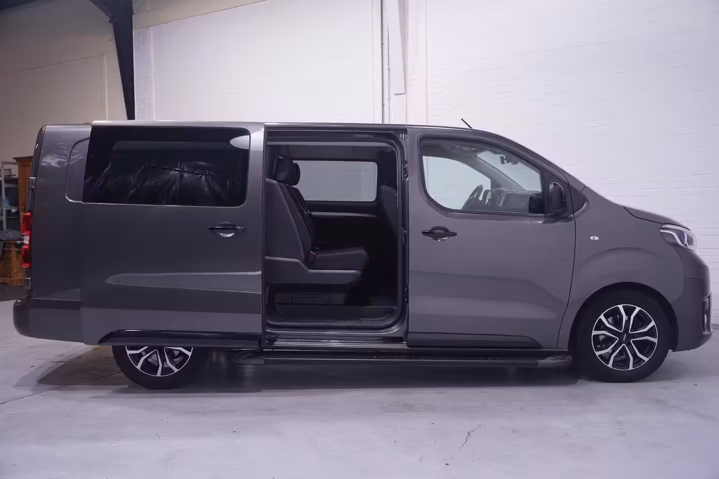 Toyota ProAce Worker 2.0 D-4D 145 pk Aut. Black Line Dubbel Cabine Navi, Camera, Xenon, 17" LMV, Laadruimte Pak