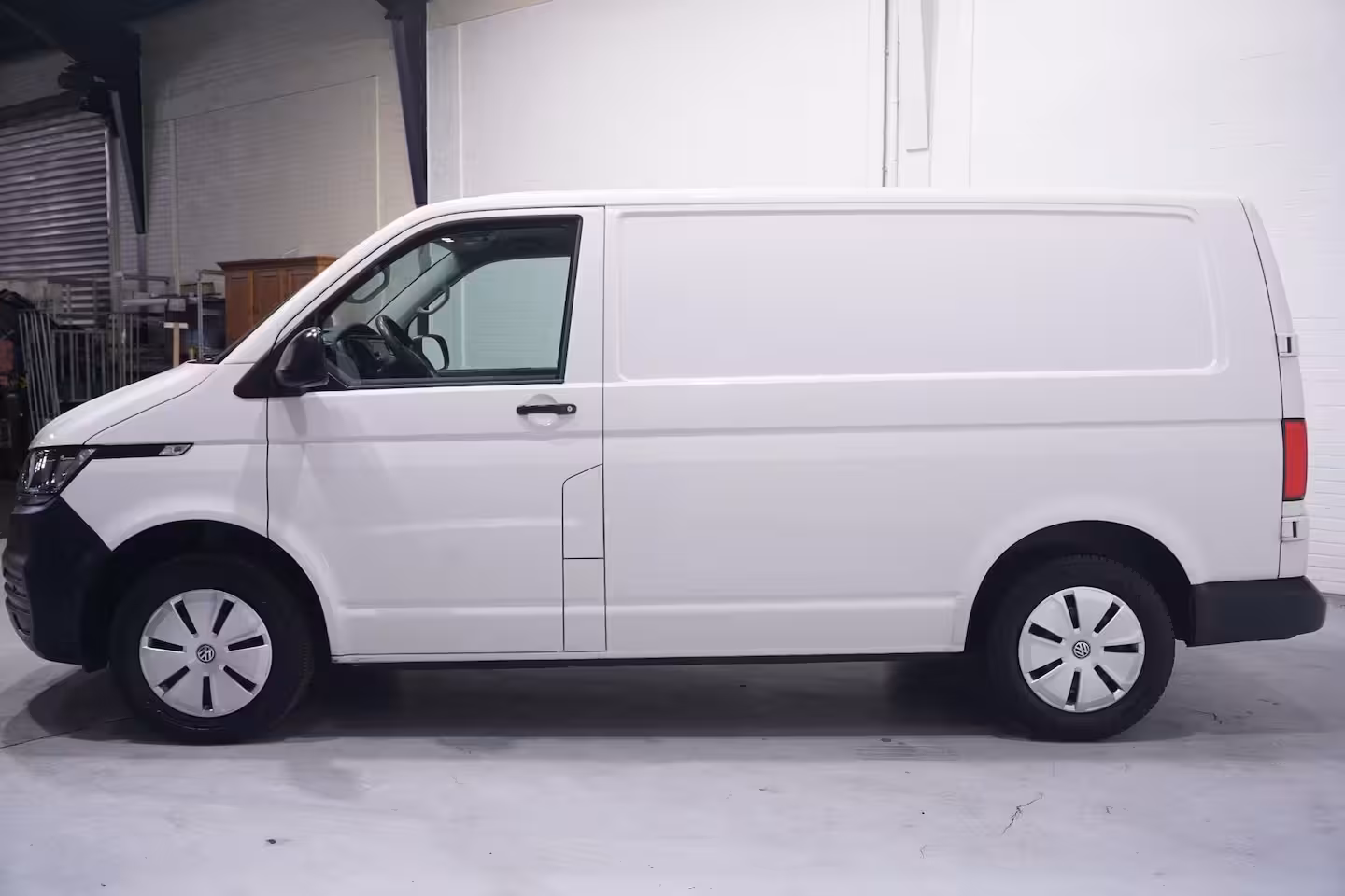 Volkswagen Transporter 2.0 TDI 110 pk L1H1 Airco, Camera Apple Carplay, Laadruimte Pakket, PDC V+A, 3-Zits