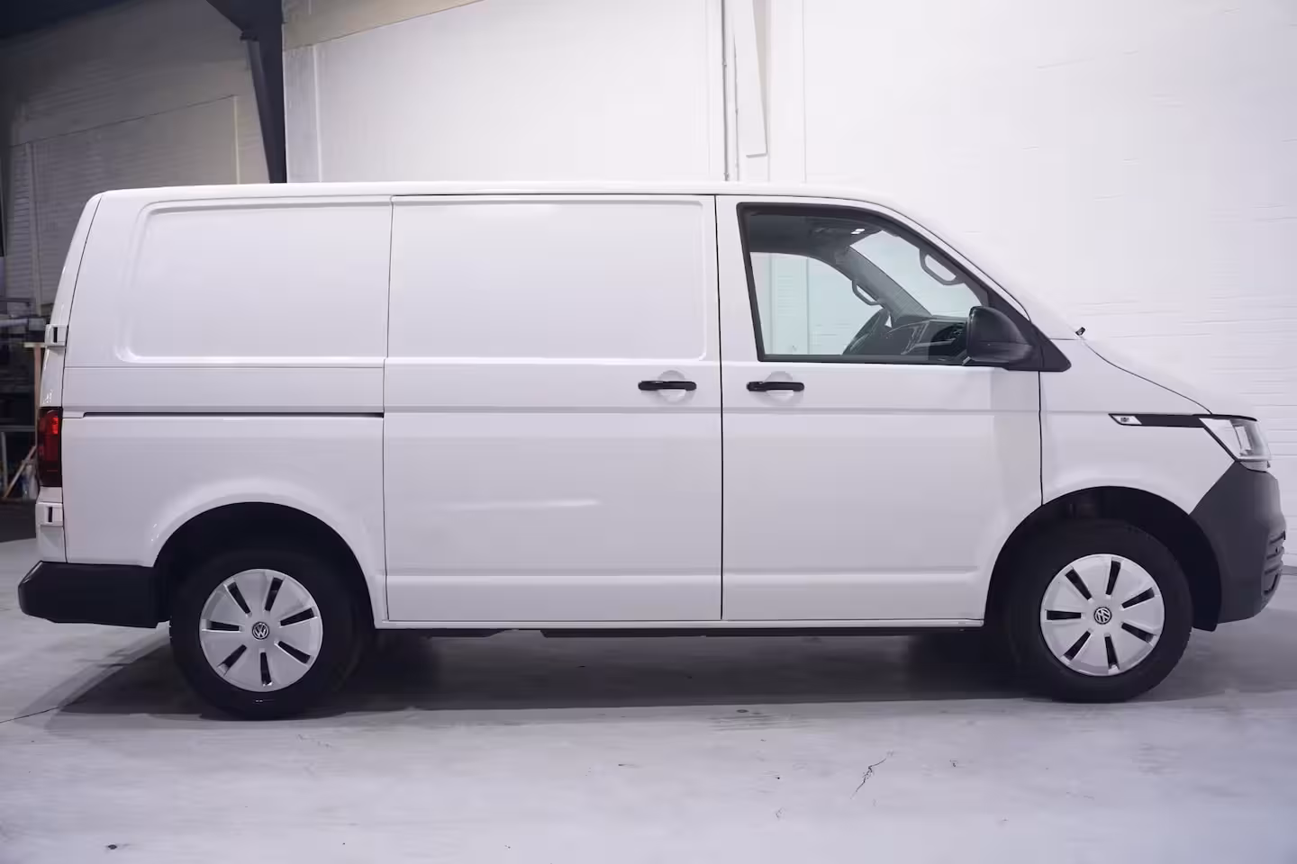Volkswagen Transporter 2.0 TDI 110 pk L1H1 Airco, Camera Apple Carplay, Laadruimte Pakket, PDC V+A, 3-Zits