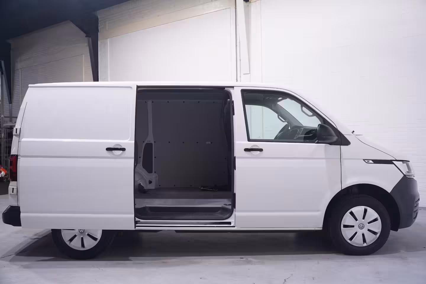 Volkswagen Transporter 2.0 TDI 110 pk L1H1 Airco, Camera Apple Carplay, Laadruimte Pakket, PDC V+A, 3-Zits