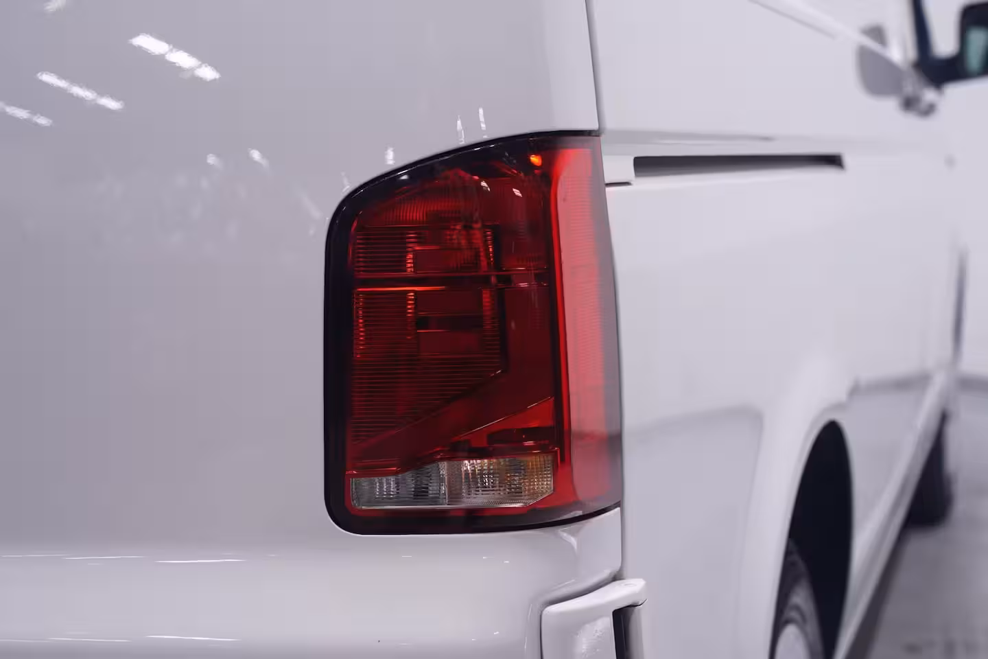 Volkswagen Transporter 2.0 TDI 110 pk L1H1 Airco, Camera Apple Carplay, Laadruimte Pakket, PDC V+A, 3-Zits
