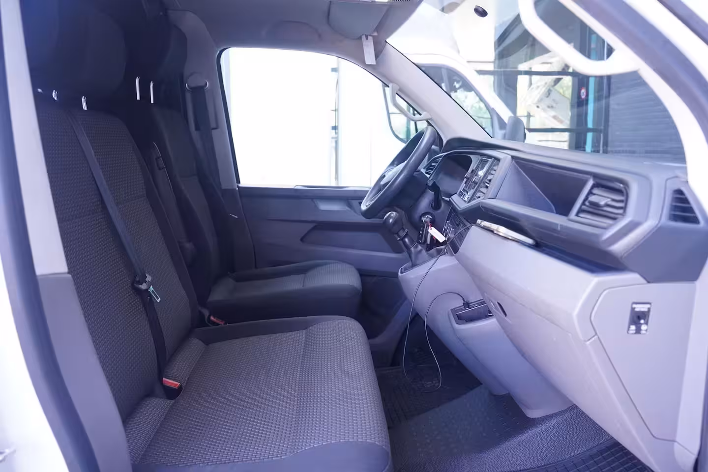 Volkswagen Transporter 2.0 TDI 110 pk L1H1 Airco, Camera Apple Carplay, Laadruimte Pakket, PDC V+A, 3-Zits