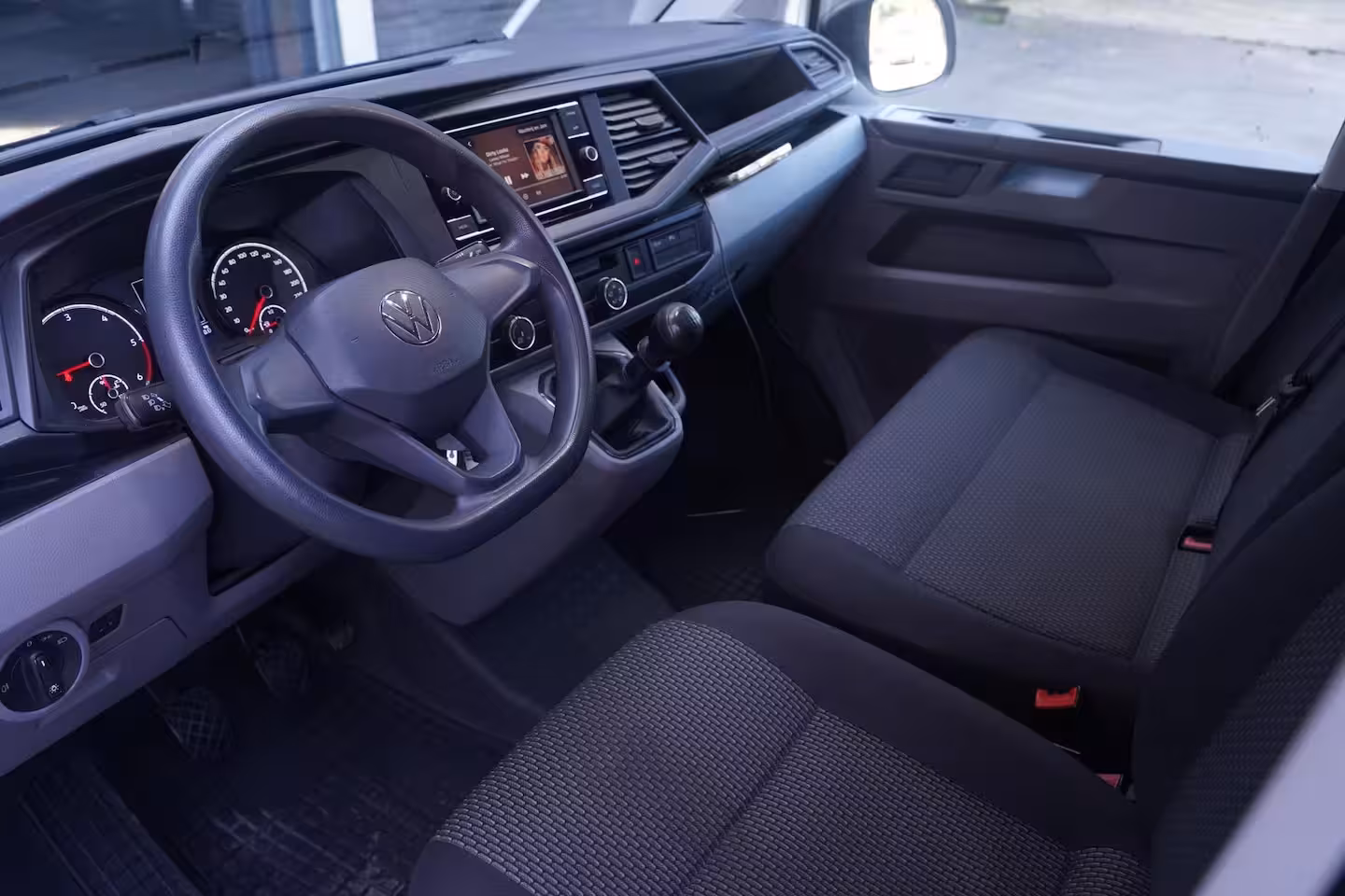 Volkswagen Transporter 2.0 TDI 110 pk L1H1 Airco, Camera Apple Carplay, Laadruimte Pakket, PDC V+A, 3-Zits