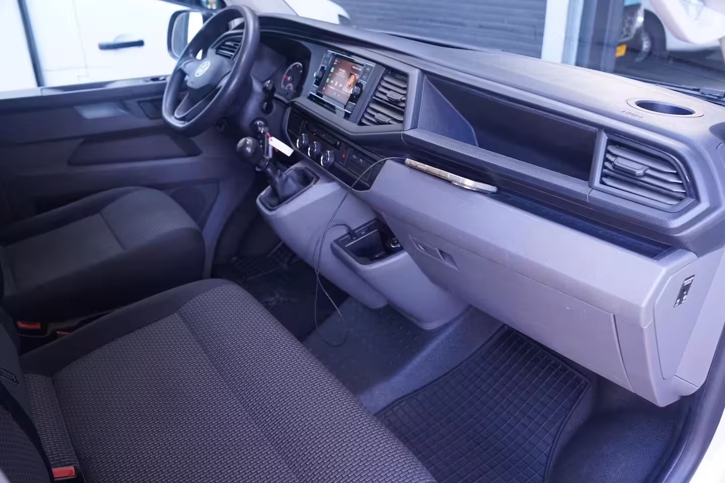 Volkswagen Transporter 2.0 TDI 110 pk L1H1 Airco, Camera Apple Carplay, Laadruimte Pakket, PDC V+A, 3-Zits