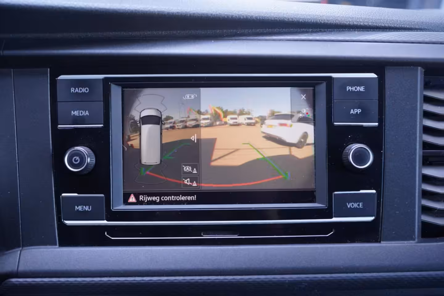Volkswagen Transporter 2.0 TDI 110 pk L1H1 Airco, Camera Apple Carplay, Laadruimte Pakket, PDC V+A, 3-Zits
