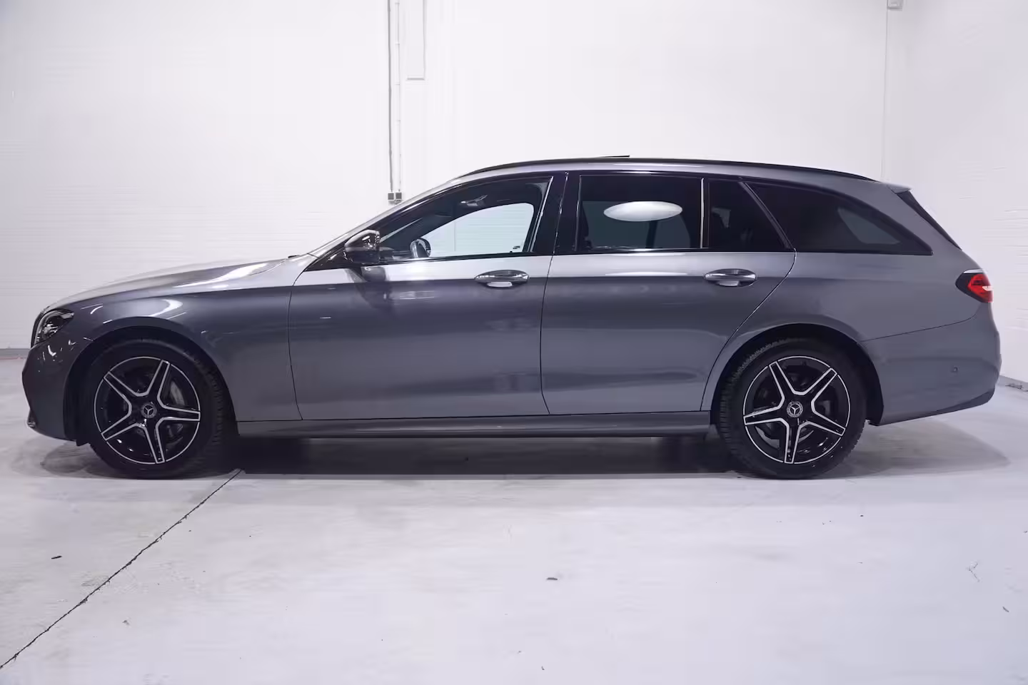Mercedes-Benz E-klasse Estate 300 e AMG Line SOH 97% 1e Eig. NAP Panodak DAB-ontvangst sfeerverlichting Apple-carplay PD
