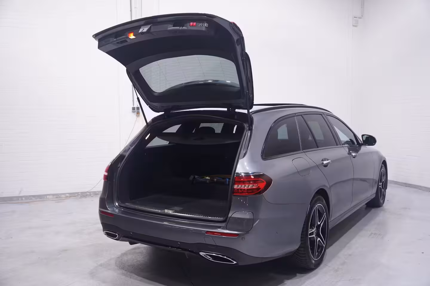 Mercedes-Benz E-klasse Estate 300 e AMG Line SOH 97% 1e Eig. NAP Panodak DAB-ontvangst sfeerverlichting Apple-carplay PD