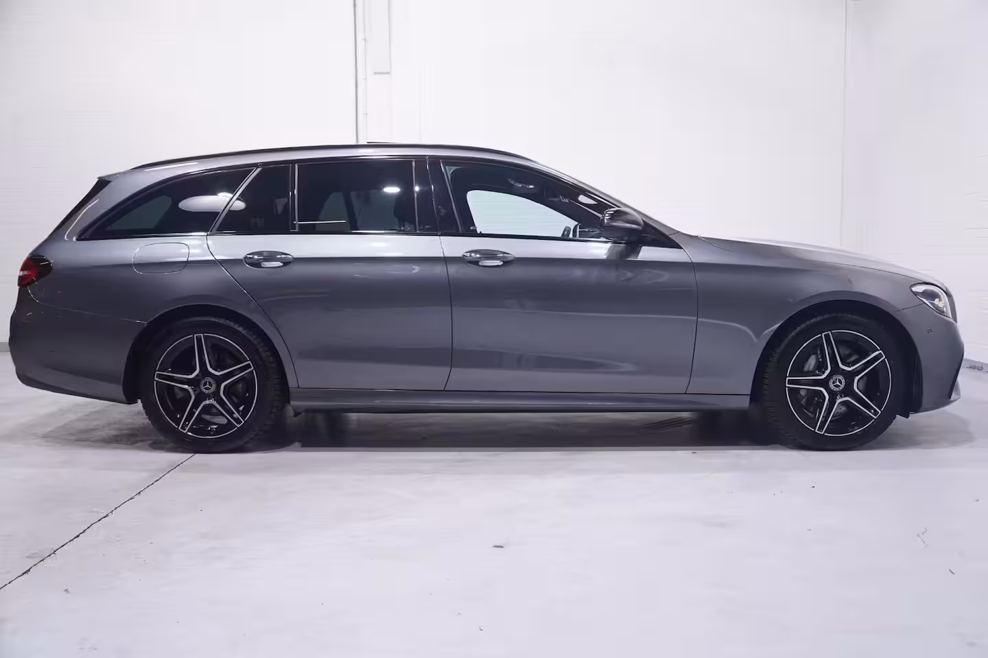 Mercedes-Benz E-klasse Estate 300 e AMG Line SOH 97% 1e Eig. NAP Panodak DAB-ontvangst sfeerverlichting Apple-carplay PD