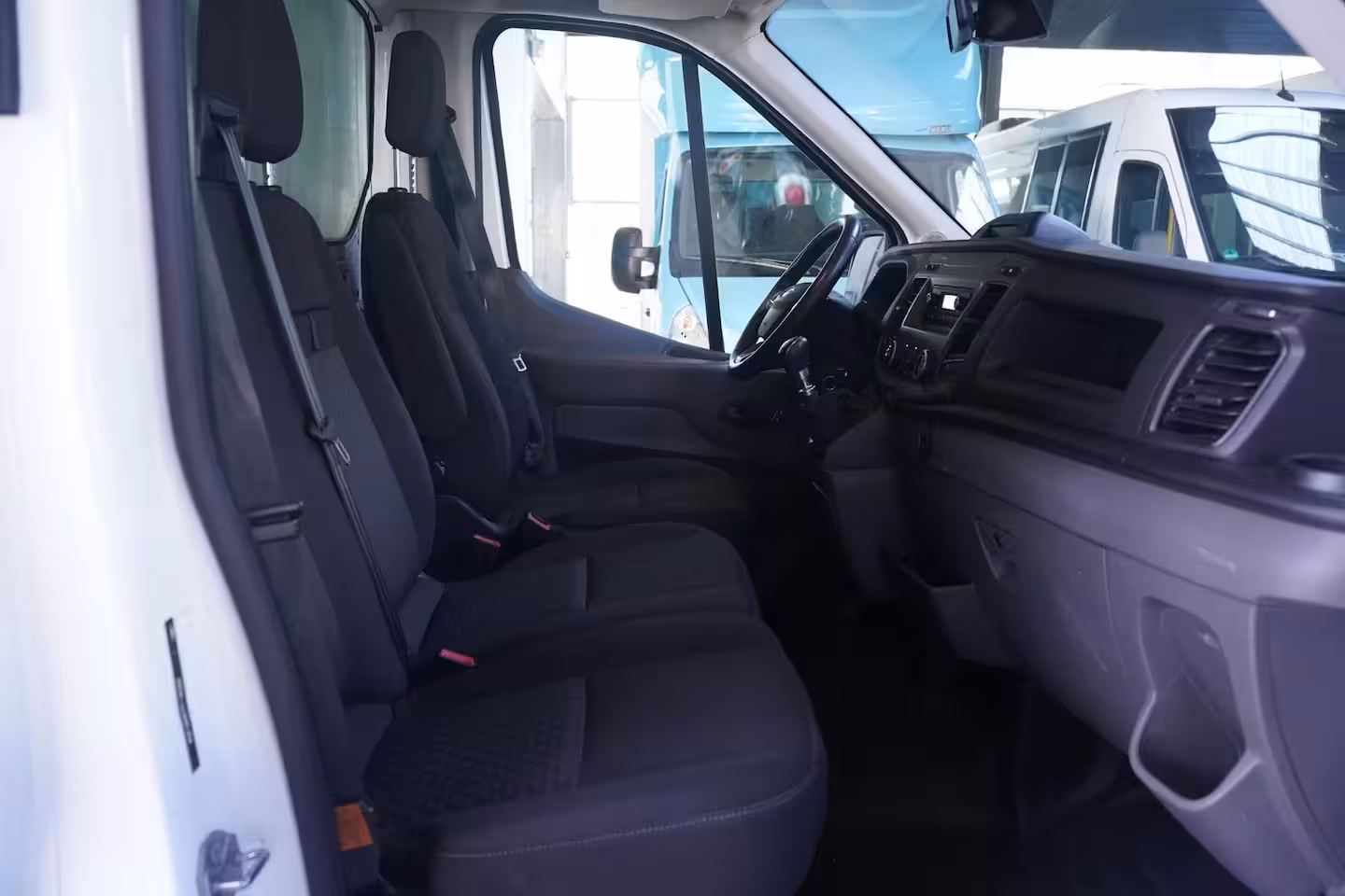 Ford Transit 2.0 TDCi 160 pk Bakwagen met Laadklep Airco Cruise Control, LxBxH 420x200x210 cm, 3-Zits