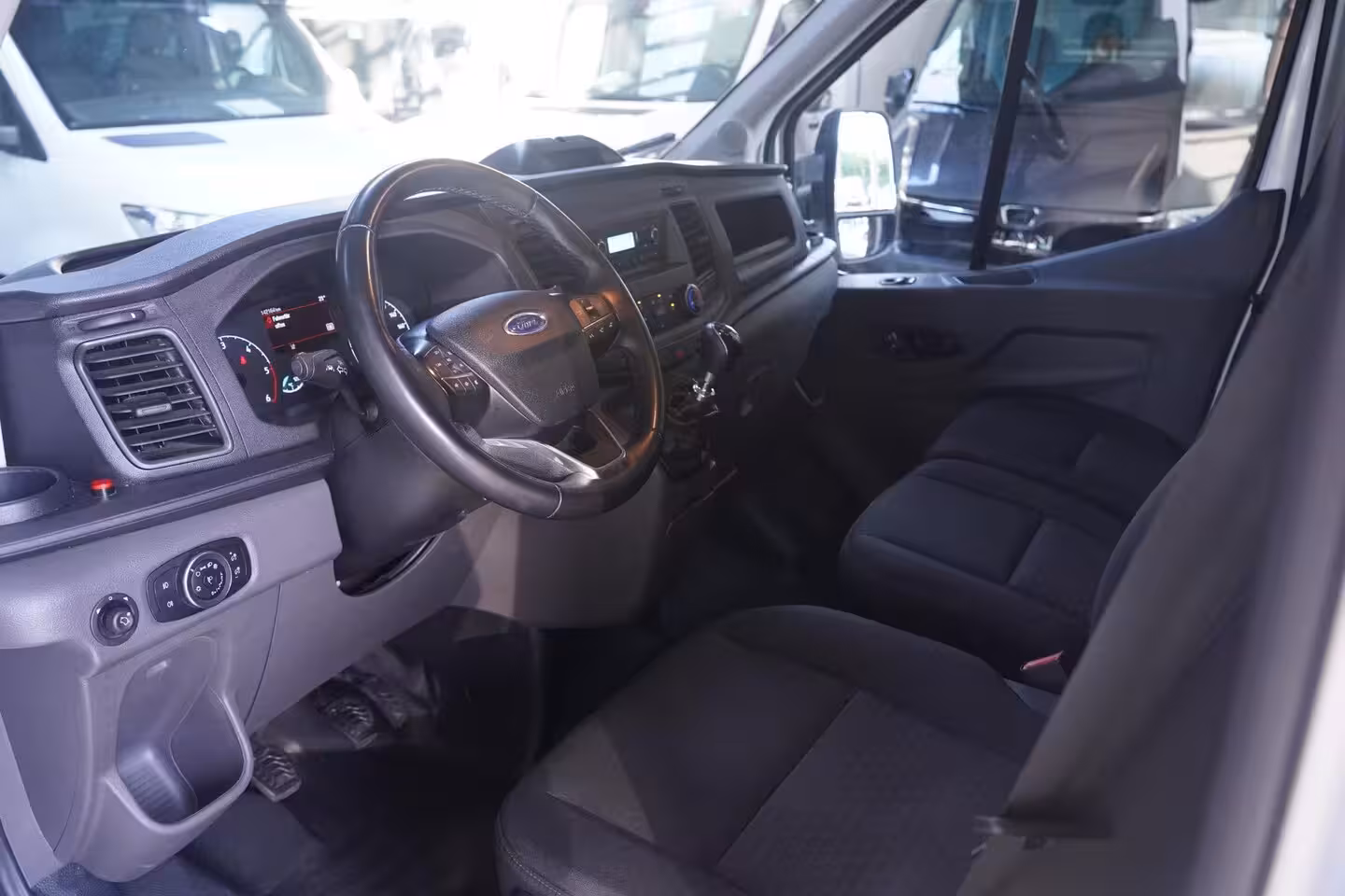 Ford Transit 2.0 TDCi 160 pk Bakwagen met Laadklep Airco Cruise Control, LxBxH 420x200x210 cm, 3-Zits
