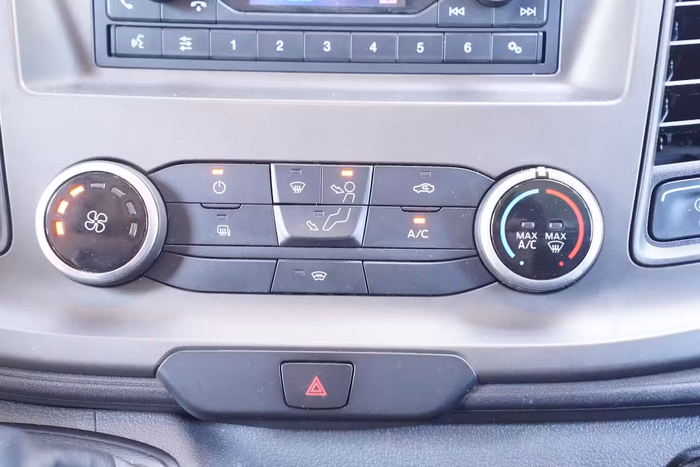 Ford Transit 2.0 TDCi 160 pk Bakwagen met Laadklep Airco Cruise Control, LxBxH 420x200x210 cm, 3-Zits