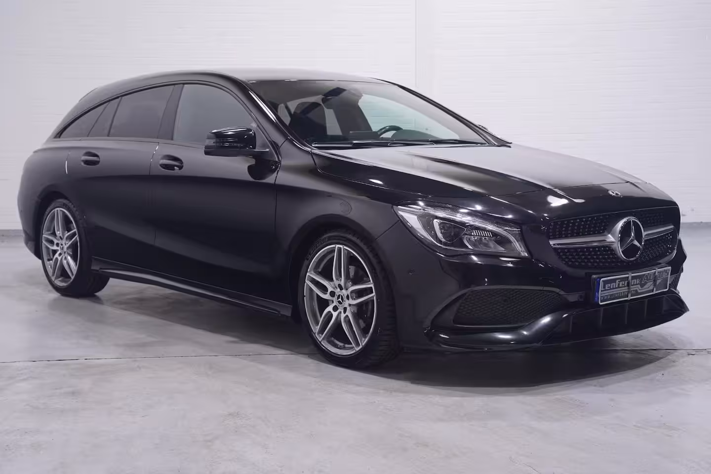 Mercedes-Benz CLA-klasse Shooting Brake 180 Business Solution AMG NL-auto NAP navigatie half lederen sportstoelen 18"-lmv apple-ca