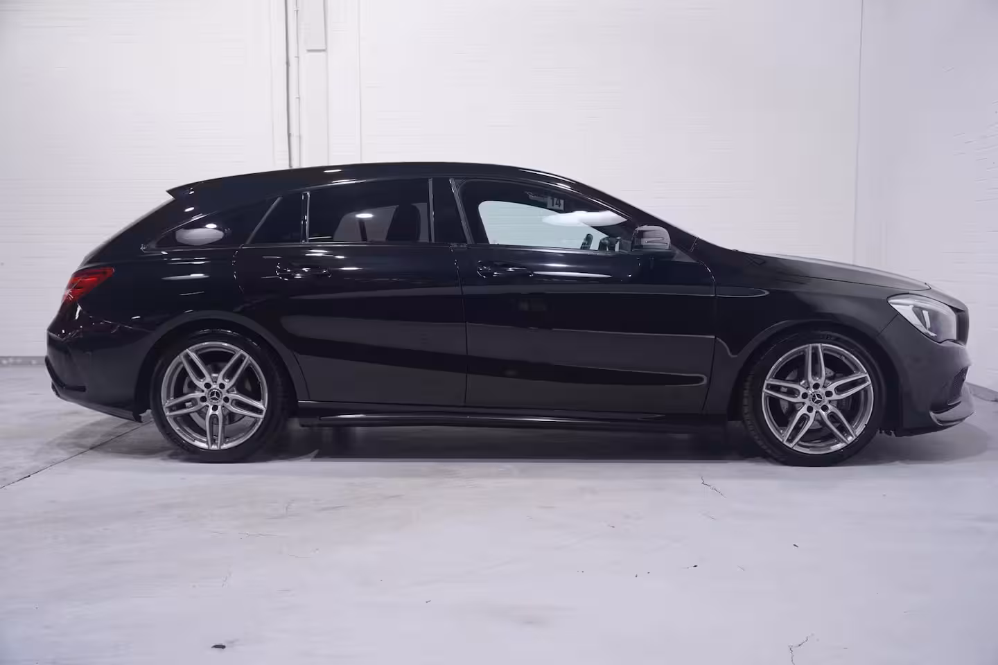 Mercedes-Benz CLA-klasse Shooting Brake 180 Business Solution AMG NL-auto NAP navigatie half lederen sportstoelen 18"-lmv apple-ca