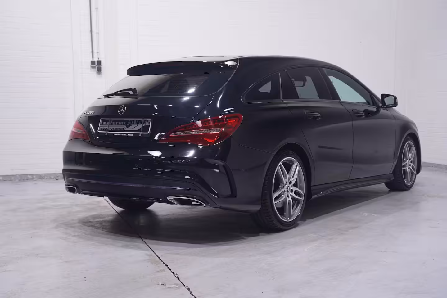 Mercedes-Benz CLA-klasse Shooting Brake 180 Business Solution AMG NL-auto NAP navigatie half lederen sportstoelen 18"-lmv apple-ca