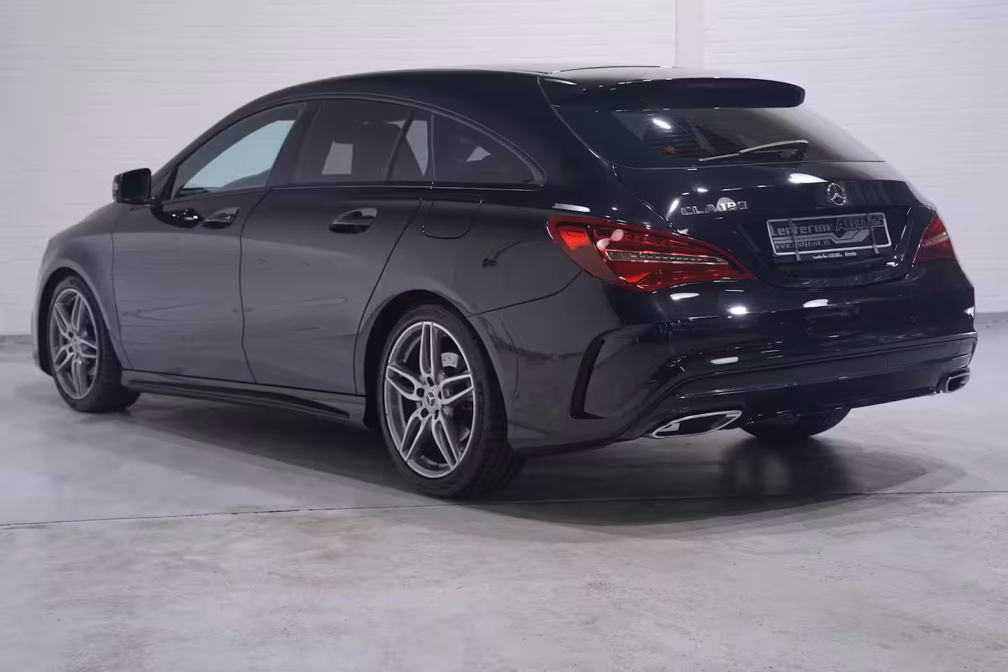 Mercedes-Benz CLA-klasse Shooting Brake 180 Business Solution AMG NL-auto NAP navigatie half lederen sportstoelen 18"-lmv apple-ca