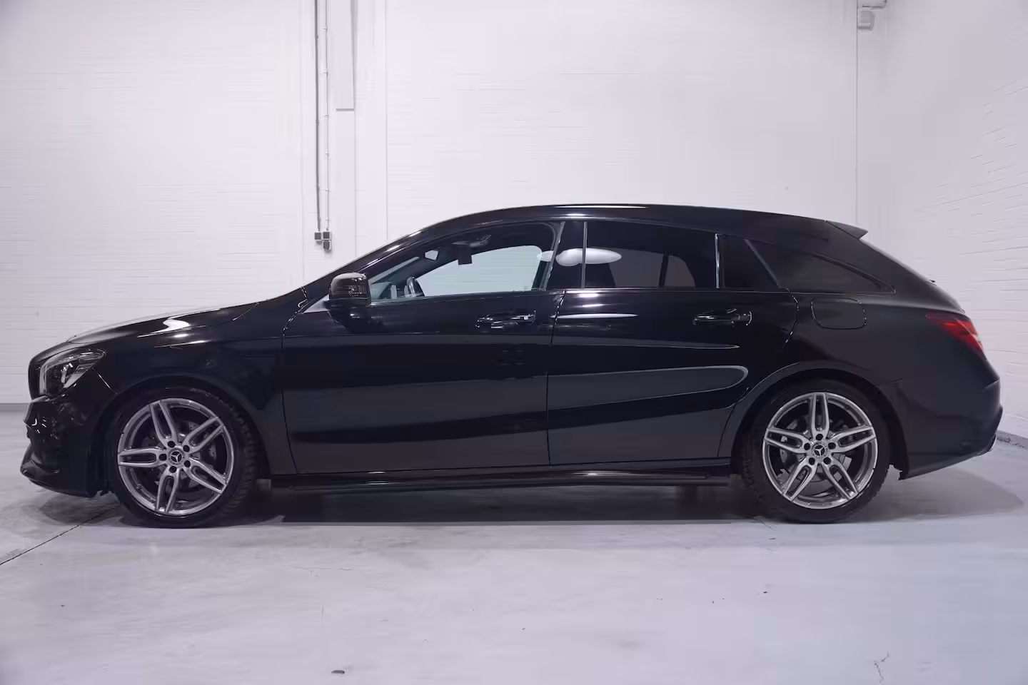 Mercedes-Benz CLA-klasse Shooting Brake 180 Business Solution AMG NL-auto NAP navigatie half lederen sportstoelen 18"-lmv apple-ca