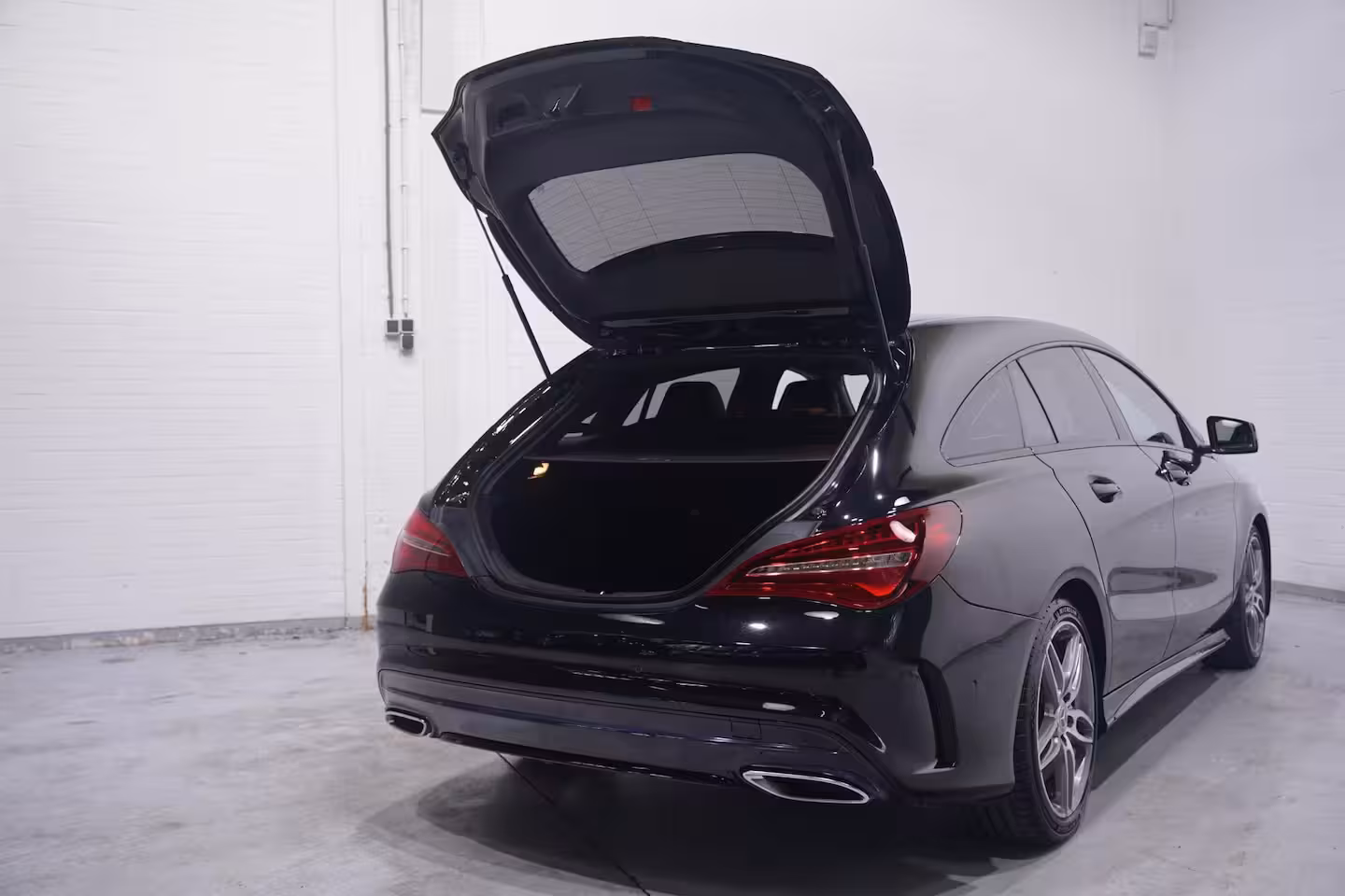 Mercedes-Benz CLA-klasse Shooting Brake 180 Business Solution AMG NL-auto NAP navigatie half lederen sportstoelen 18"-lmv apple-ca